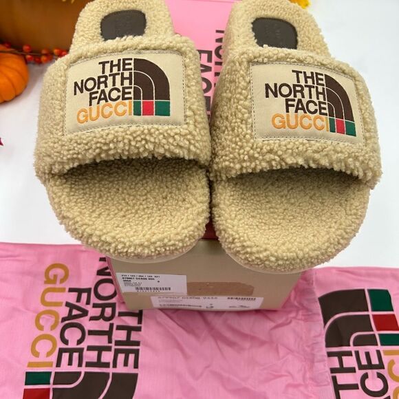 Men’s Gucci, X north face fleece sandals, size 9 made in Italy - Picture 3 of 8